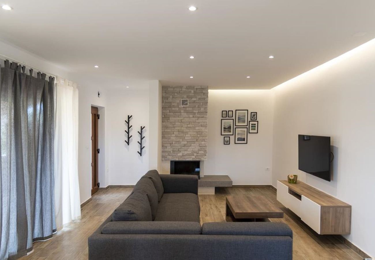 Apartment in Fažana - Modern Three Bedroom Apartment - Flowers B