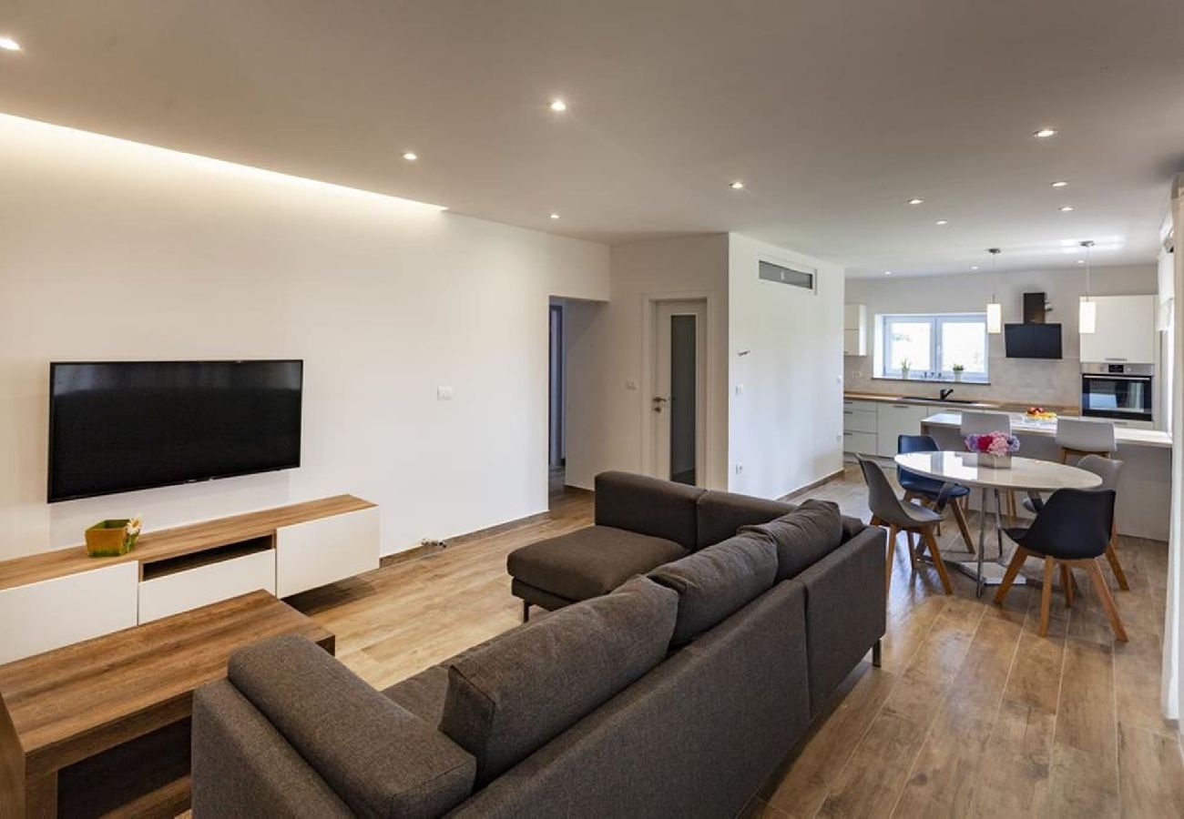 Apartment in Fažana - Modern Three Bedroom Apartment - Flowers B