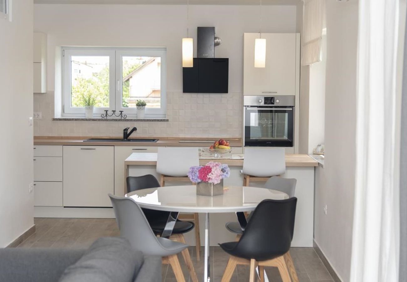 Apartment in Fažana - Modern Three Bedroom Apartment - Flowers B