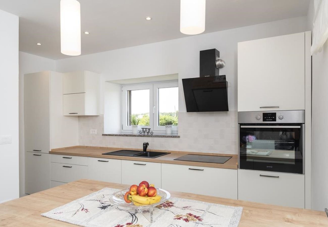 Apartment in Fažana - Modern Three Bedroom Apartment - Flowers B