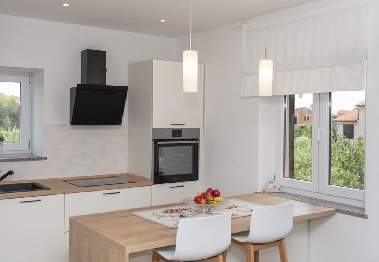 Apartment in Fažana - Modern Three Bedroom Apartment - Flowers B