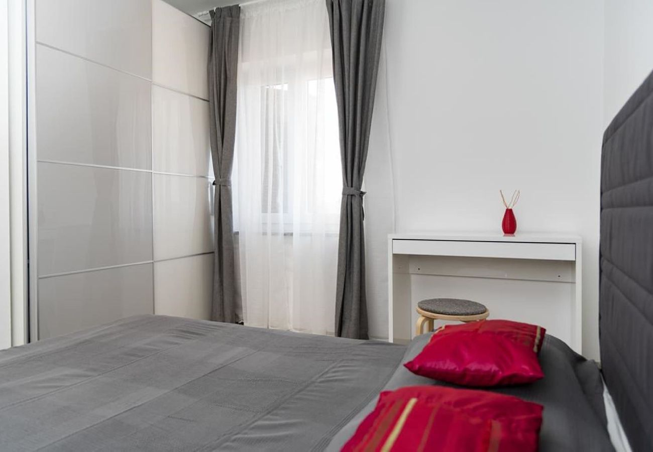 Apartment in Fažana - Modern Three Bedroom Apartment - Flowers B