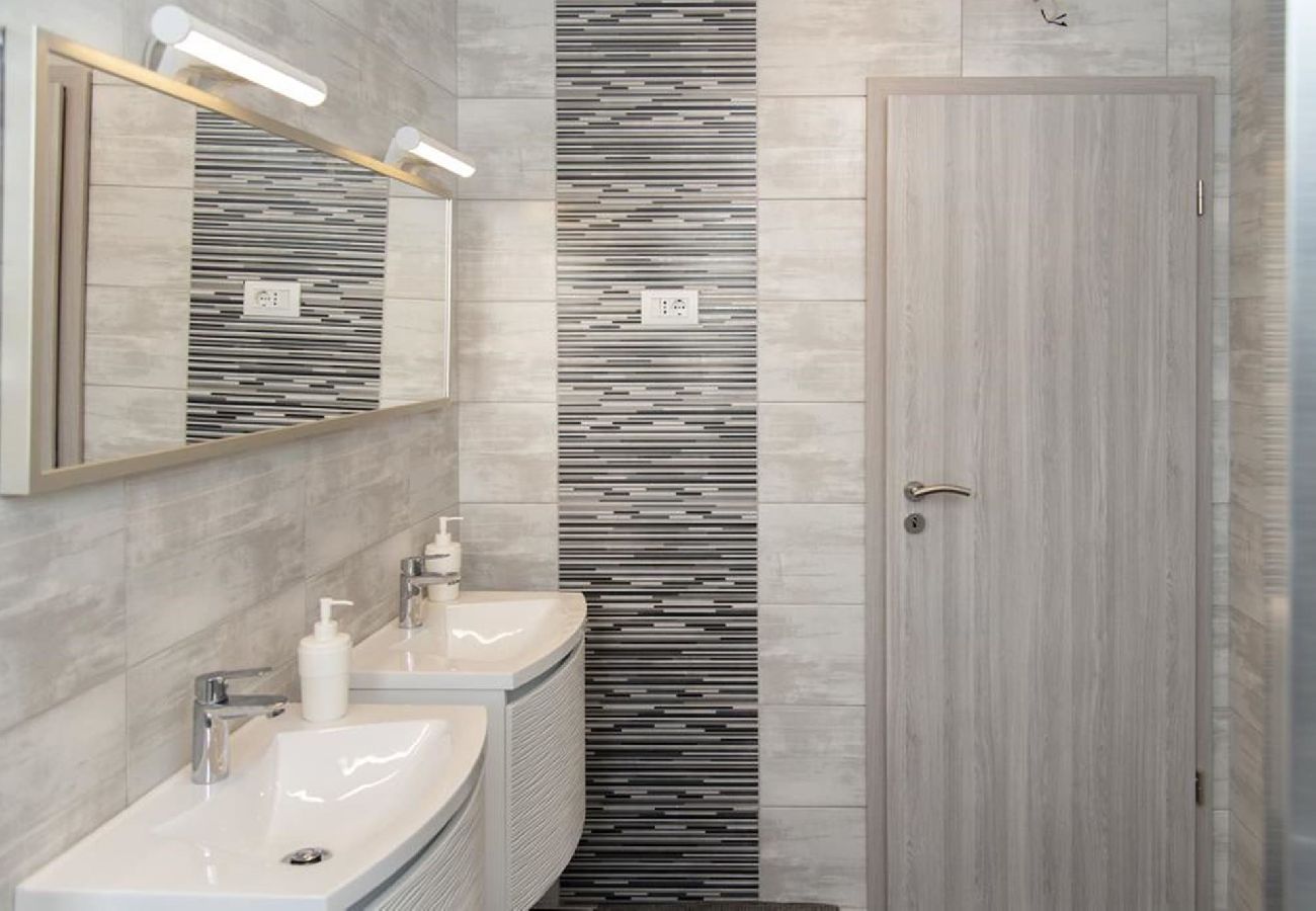 Apartment in Fažana - Modern Three Bedroom Apartment - Flowers B