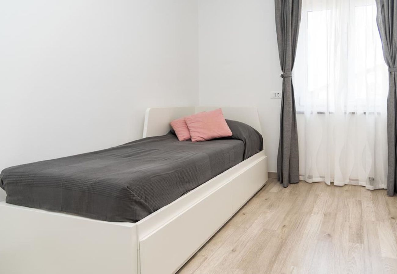 Apartment in Fažana - Modern Three Bedroom Apartment - Flowers B