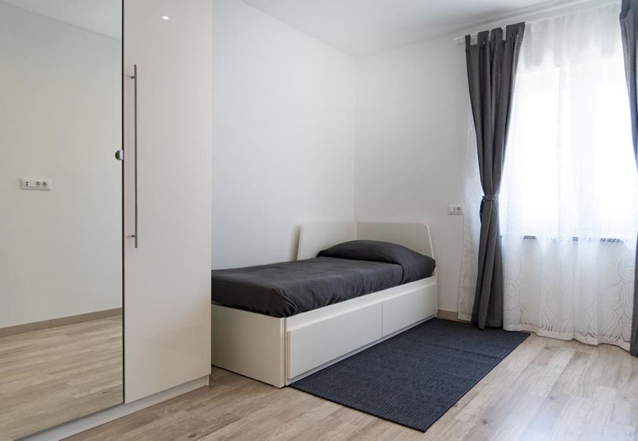 Apartment in Fažana - Modern Three Bedroom Apartment - Flowers B