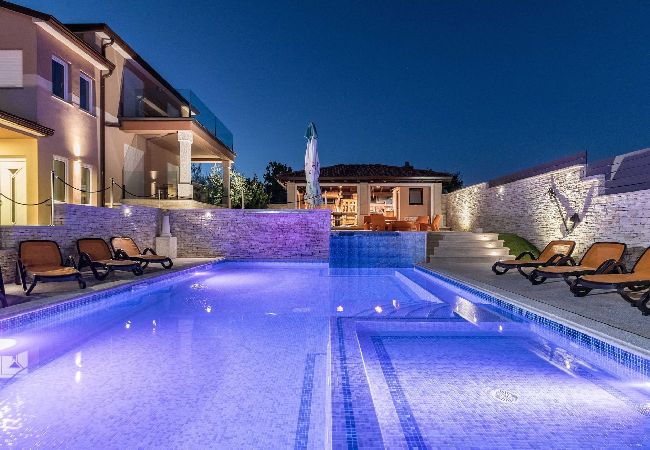 Villa in Valtura - IstraKamen - Pool, Jacuzzi, Basketball & Volleyball