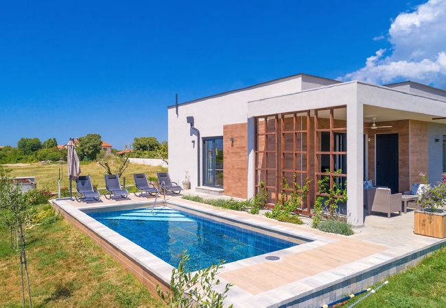 House in Galižana - Villa Lily - Private Pool, Lovely Garden