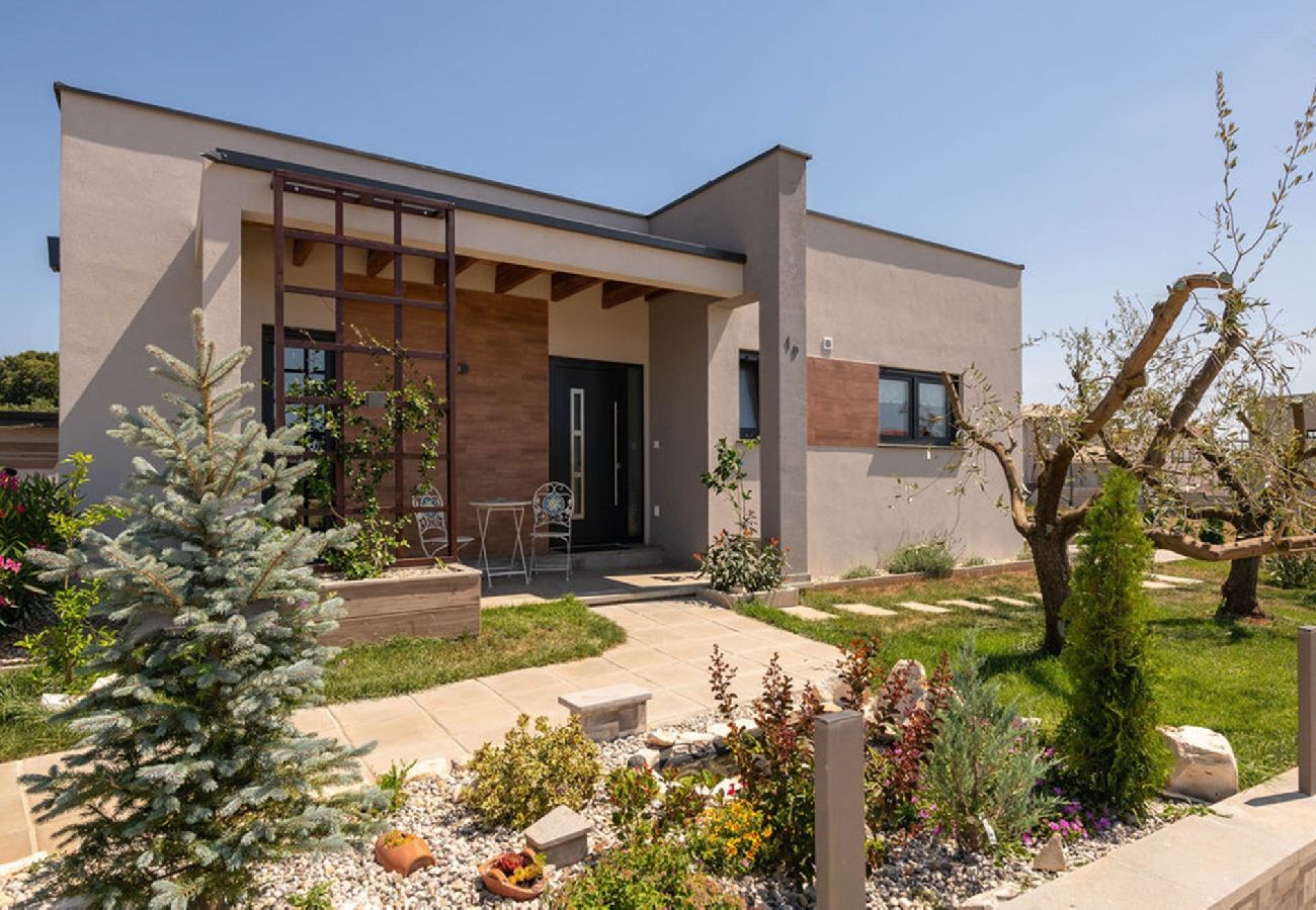 House in Galižana - Villa Lily - Private Pool, Lovely Garden