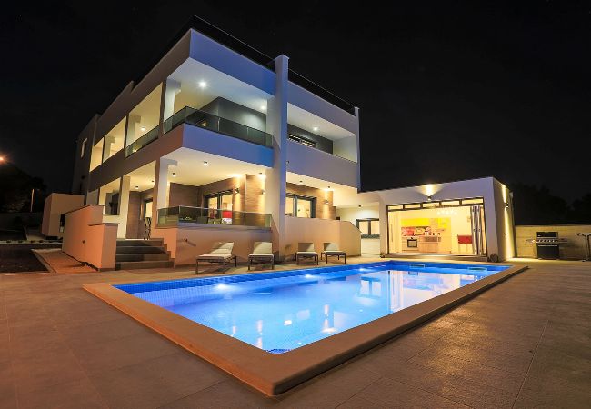 Villa in Ližnjan - Villa Histra with Swimming Pool and Sea View