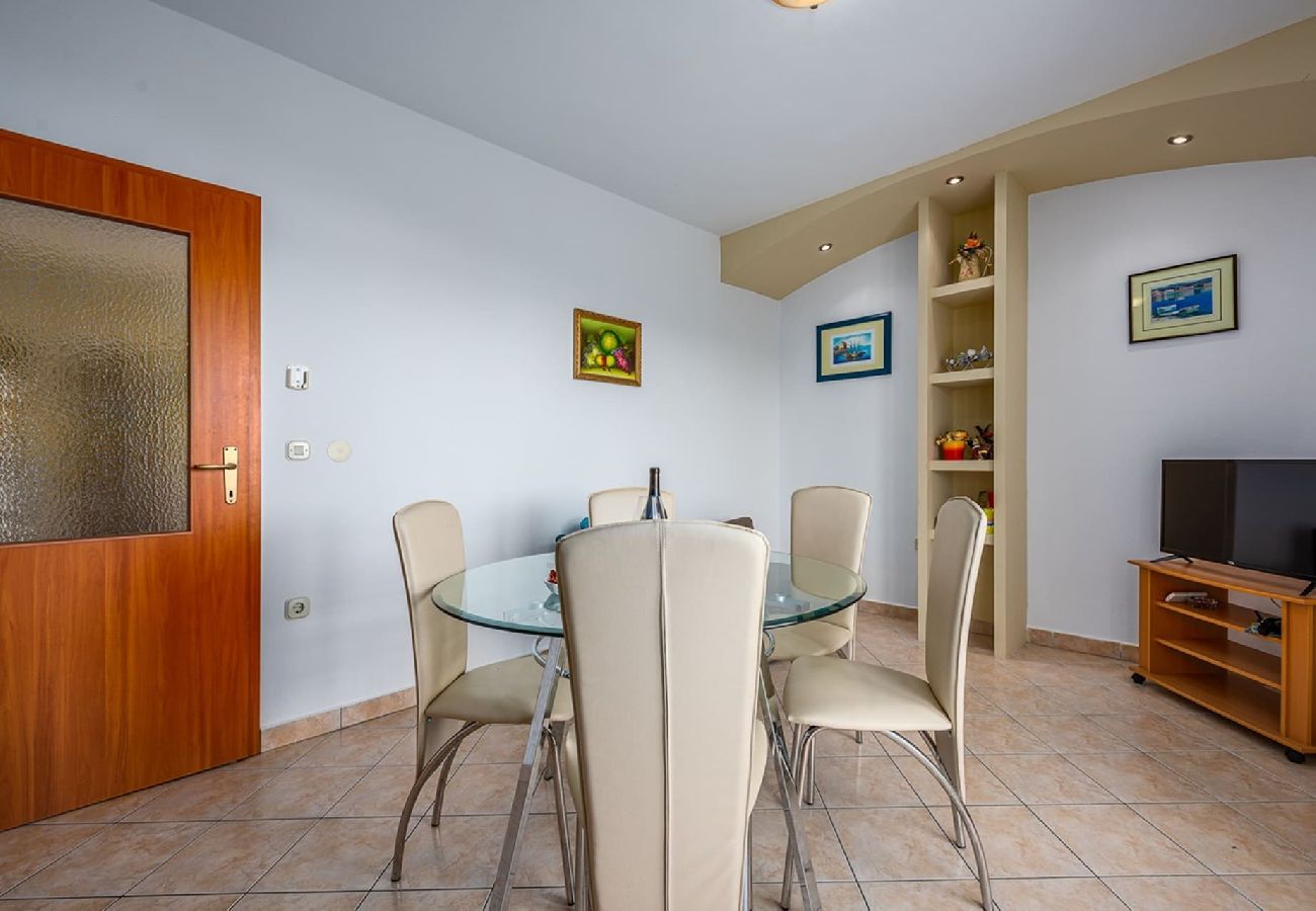 Apartment in Drenje - Relaxing Summer Apartment - Pool, Sauna, Jacuzzi 4