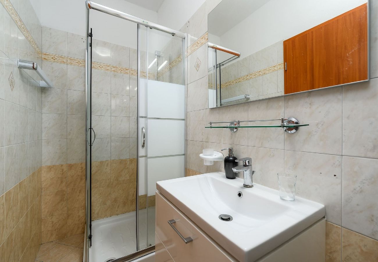 Apartment in Drenje - Relaxing Summer Apartment - Pool, Sauna, Jacuzzi 4