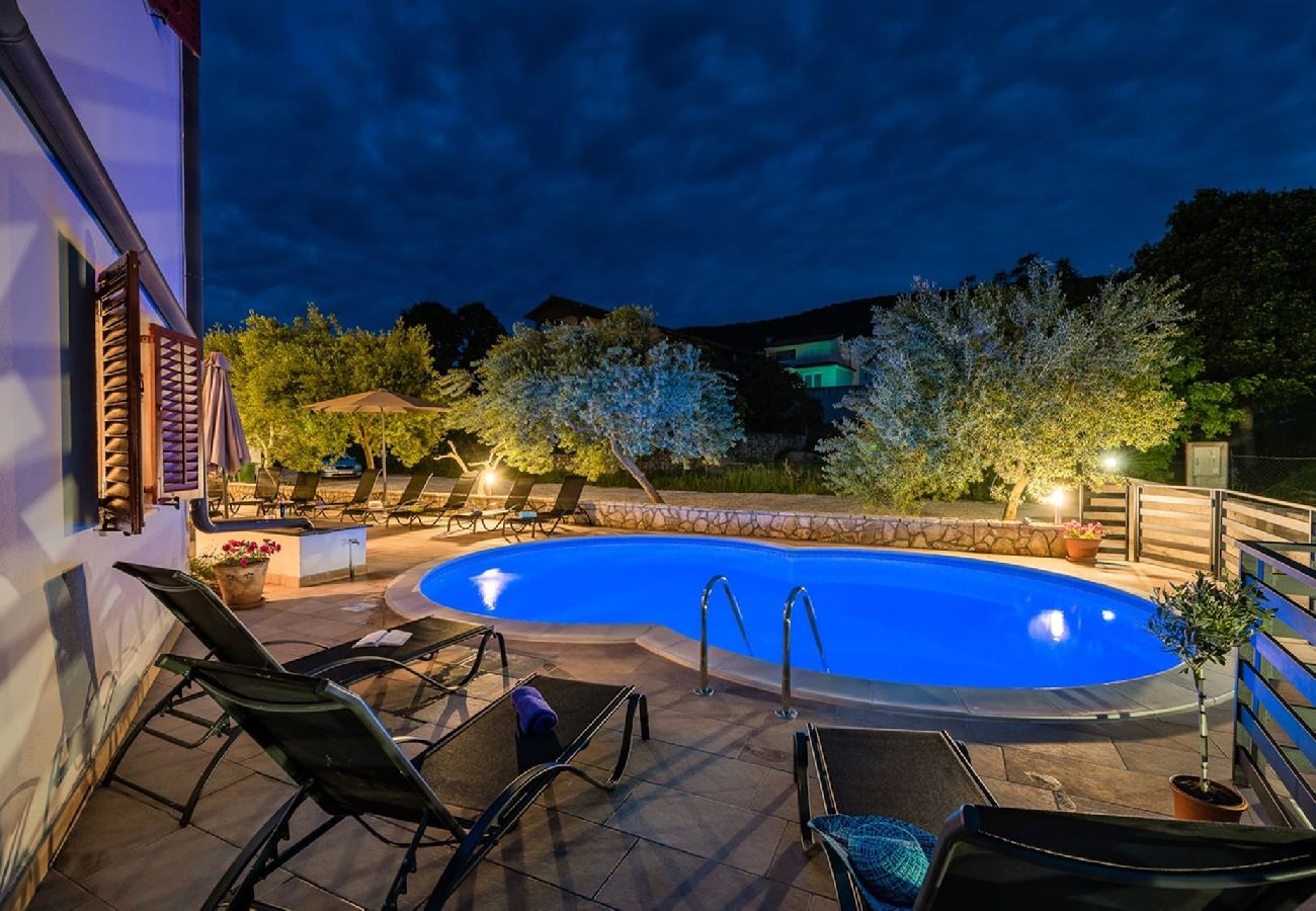 Apartment in Drenje - Relaxing Summer Apartment - Pool, Sauna, Jacuzzi 4