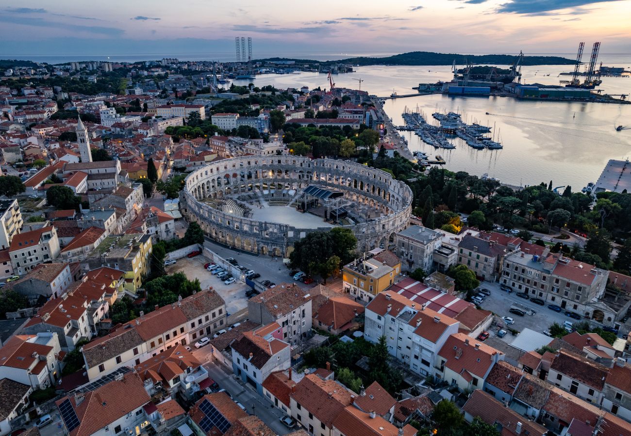 Apartment in Pula - Cute City Apt with a Relaxing Terrace - Tania