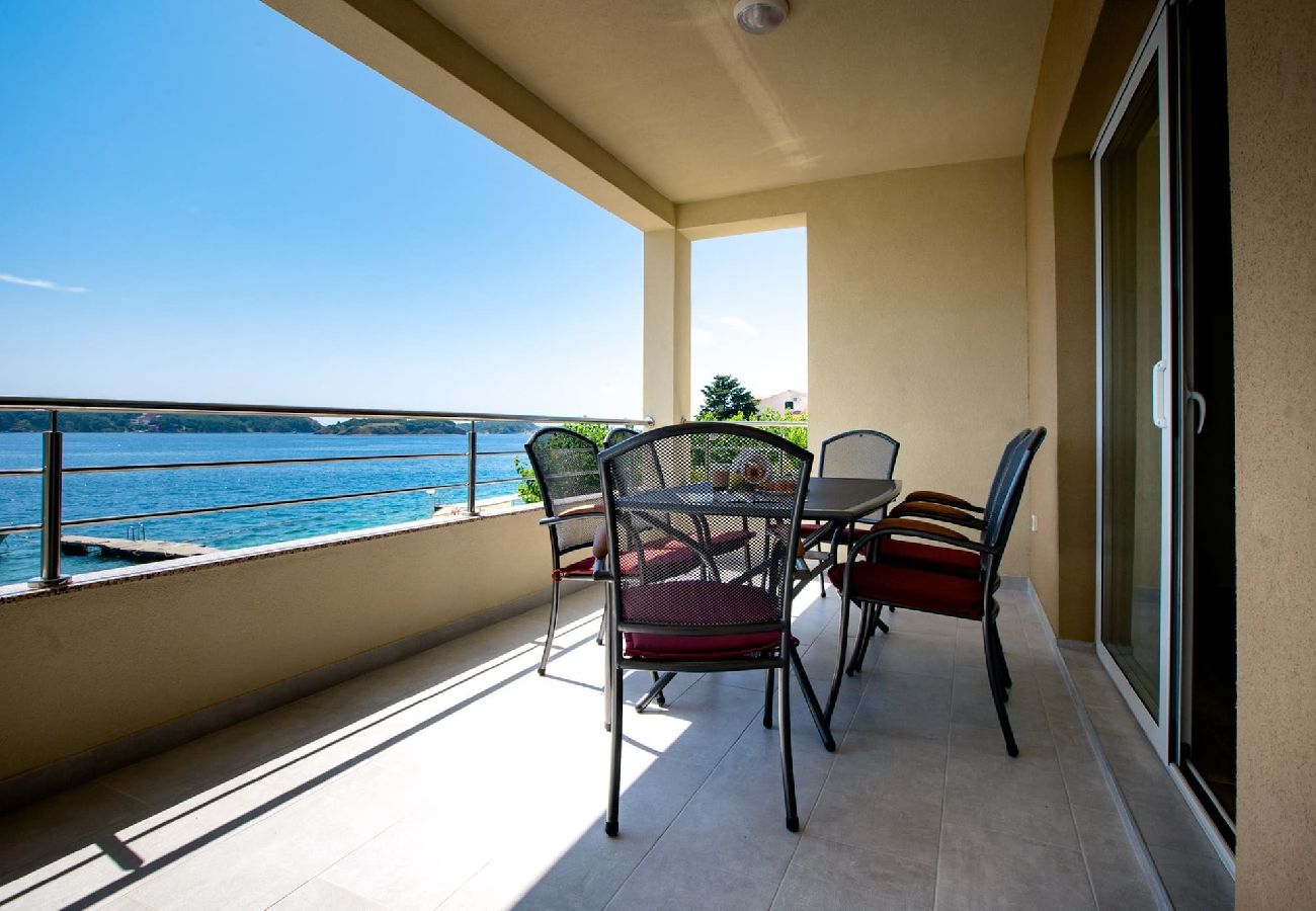 Apartment in Supetarska Draga - Villa Gulli - Apartment Gold with Private Beach