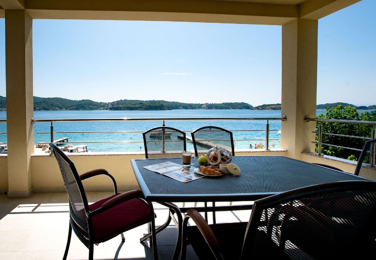 Apartment in Supetarska Draga - Villa Gulli - Apartment Gold with Private Beach