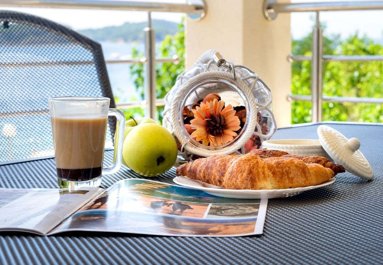 Apartment in Supetarska Draga - Villa Gulli - Apartment Gold with Private Beach