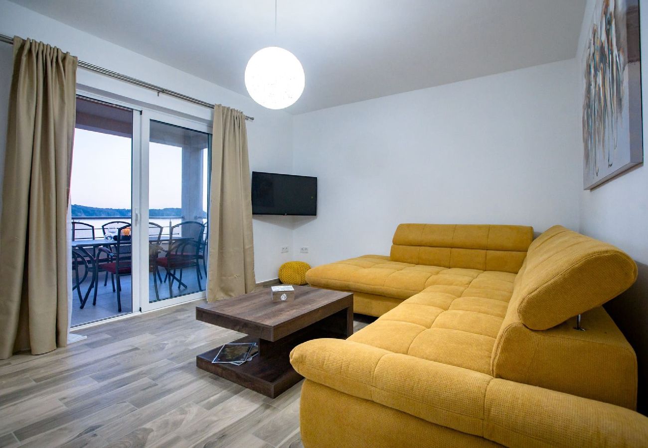 Apartment in Supetarska Draga - Villa Gulli - Apartment Gold with Private Beach