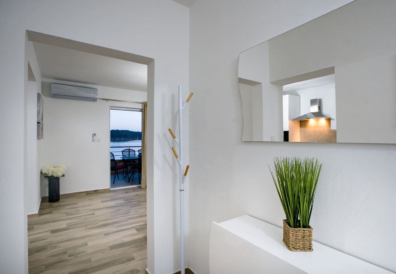 Apartment in Supetarska Draga - Villa Gulli - Apartment Gold with Private Beach