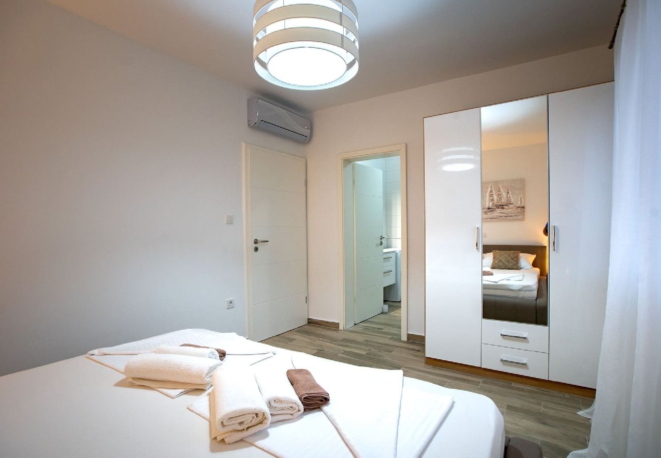 Apartment in Supetarska Draga - Villa Gulli - Apartment Gold with Private Beach