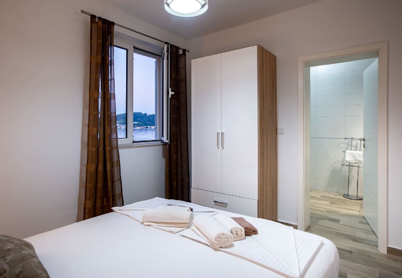 Apartment in Supetarska Draga - Villa Gulli - Apartment Gold with Private Beach