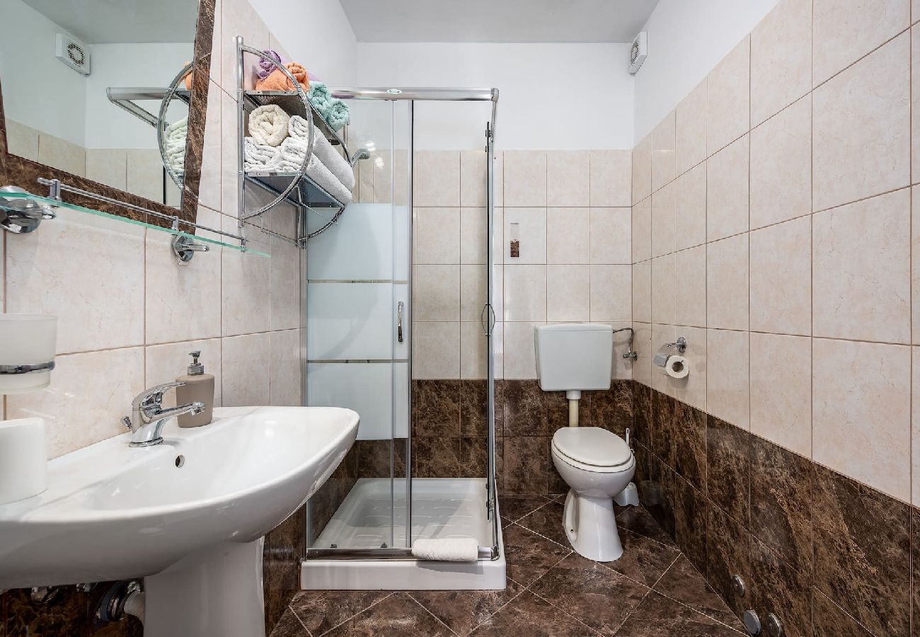 Apartment in Drenje - Relaxing Summer Apartment - Pool, Sauna, Jacuzzi 6