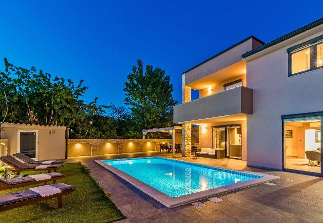 Villa in Pula - Beautiful Villa Nika with Heated Pool 