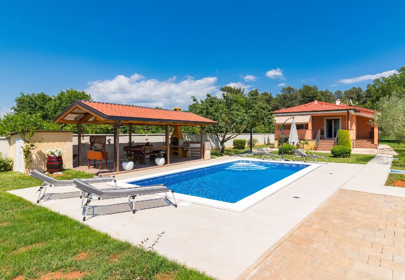 House in Pula - Lovely Family Oasis with Private Pool - Dolinka
