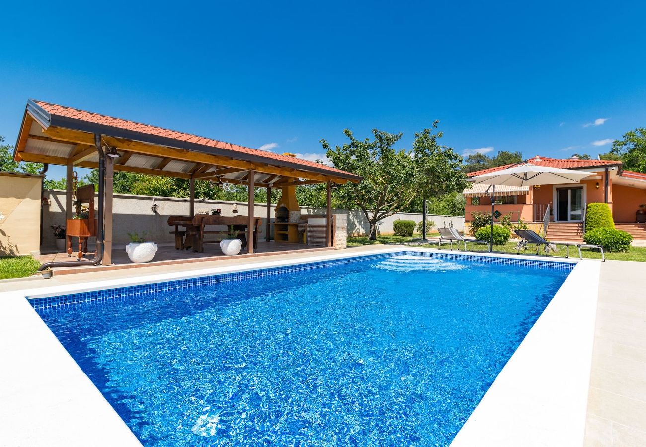 House in Pula - Lovely Family Oasis with Private Pool - Dolinka