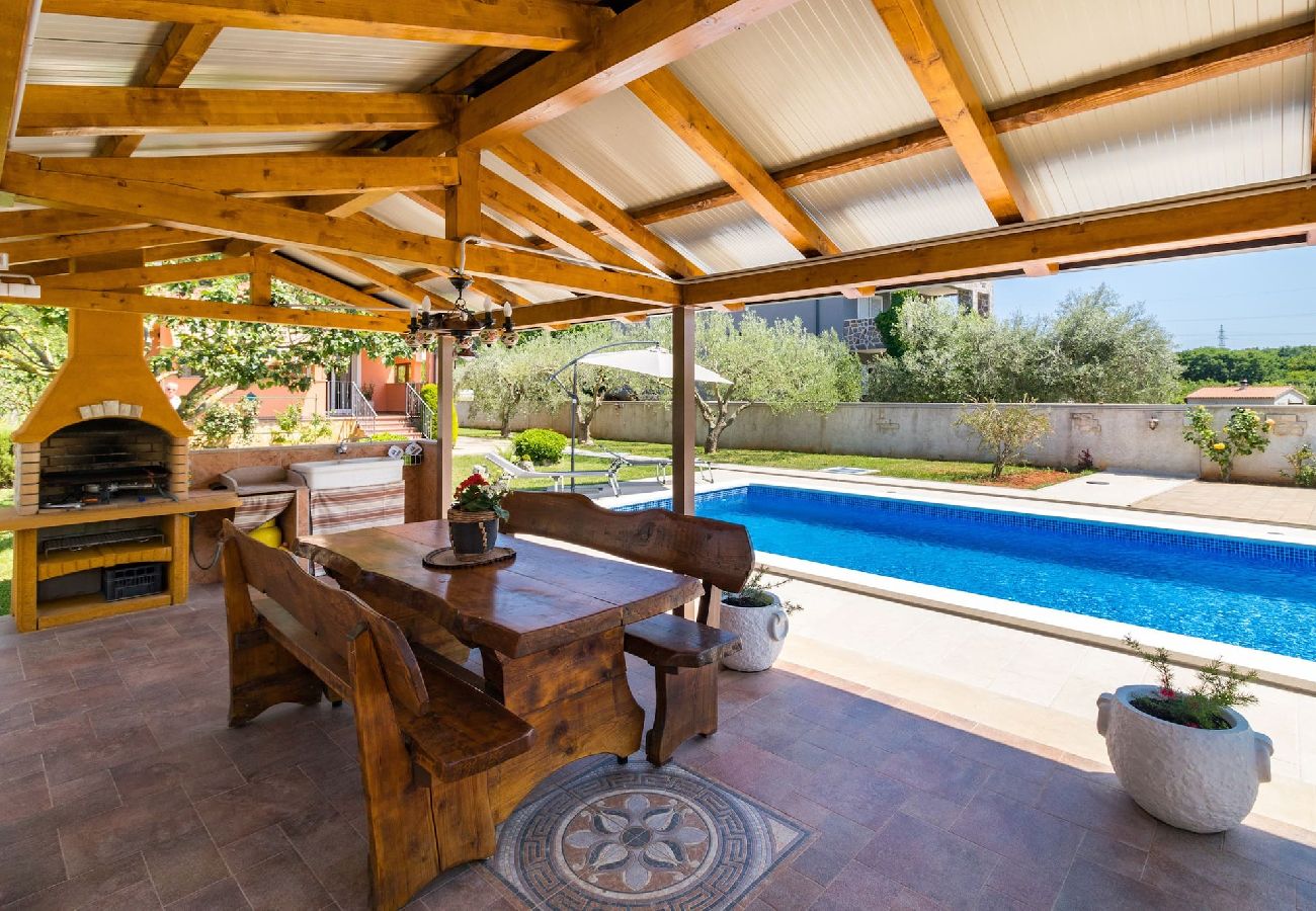 House in Pula - Lovely Family Oasis with Private Pool - Dolinka