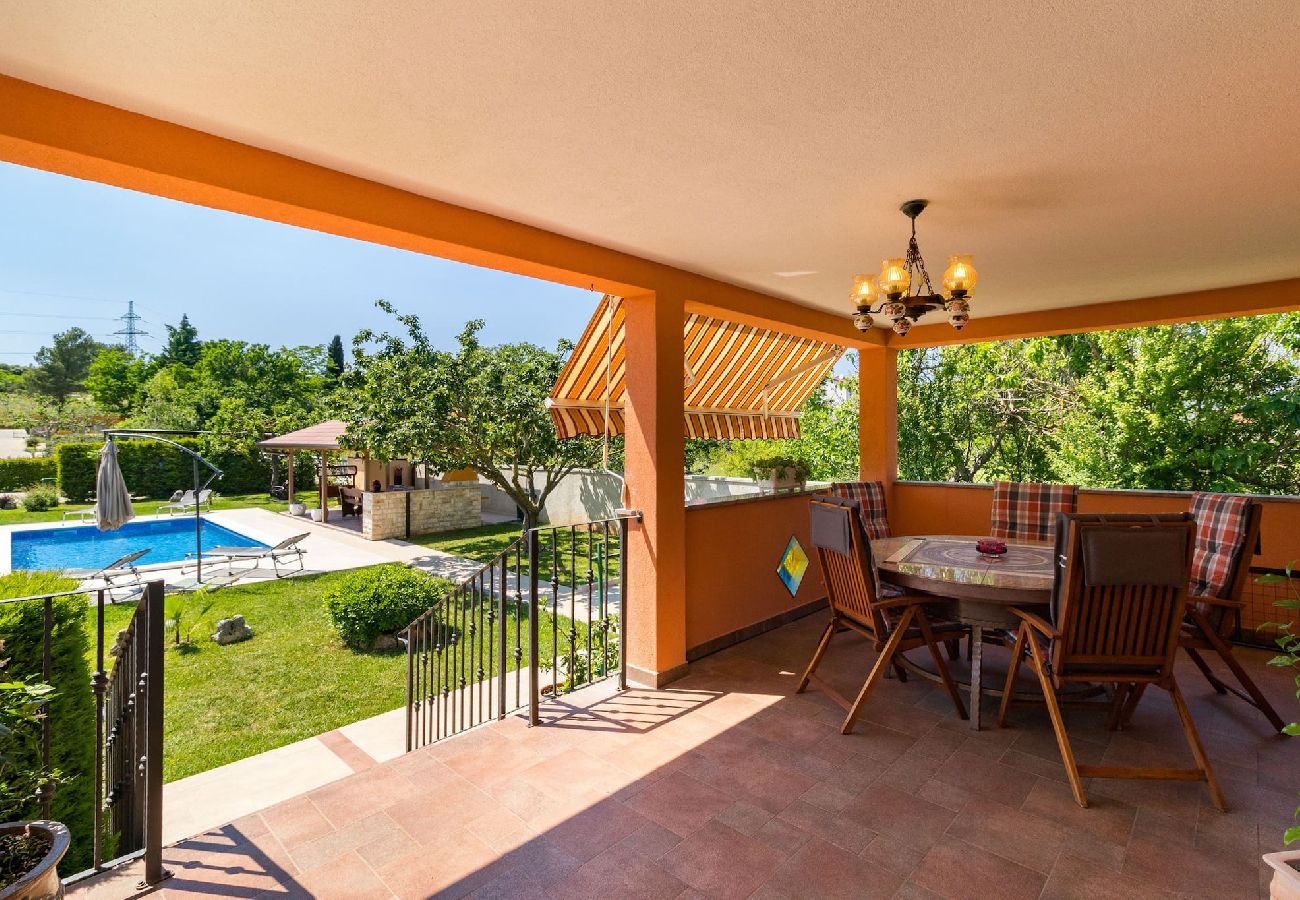 House in Pula - Lovely Family Oasis with Private Pool - Dolinka