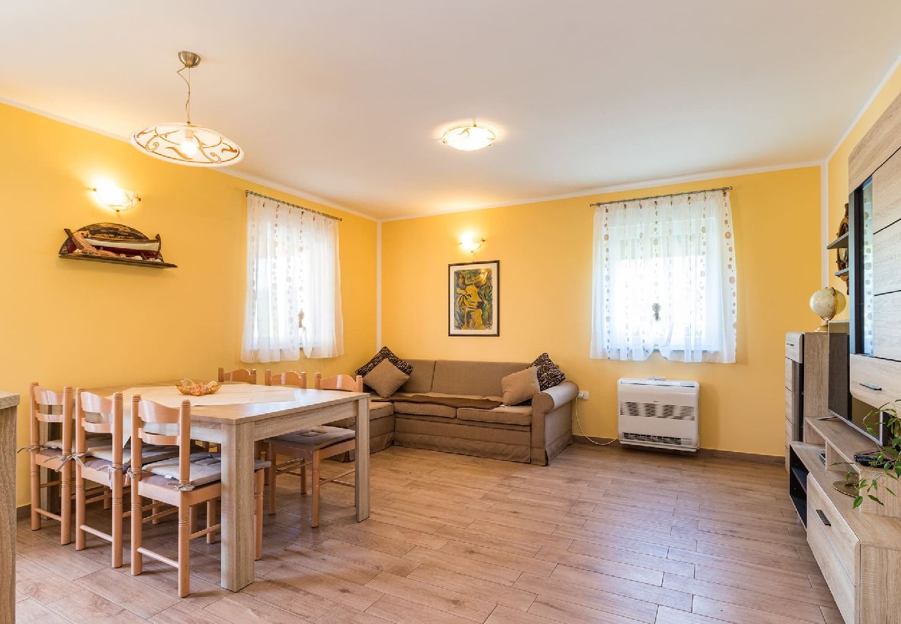 House in Pula - Lovely Family Oasis with Private Pool - Dolinka