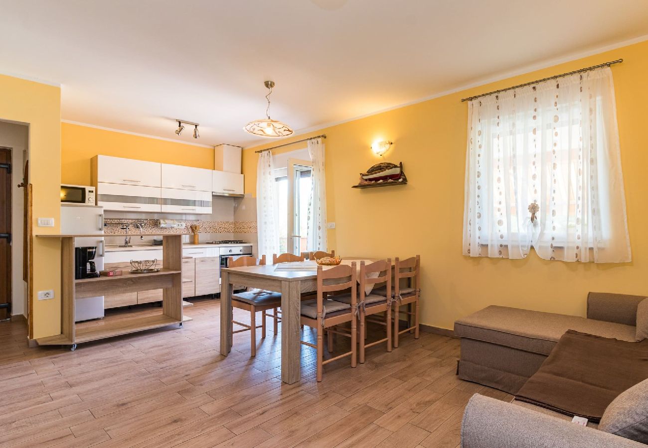 House in Pula - Lovely Family Oasis with Private Pool - Dolinka