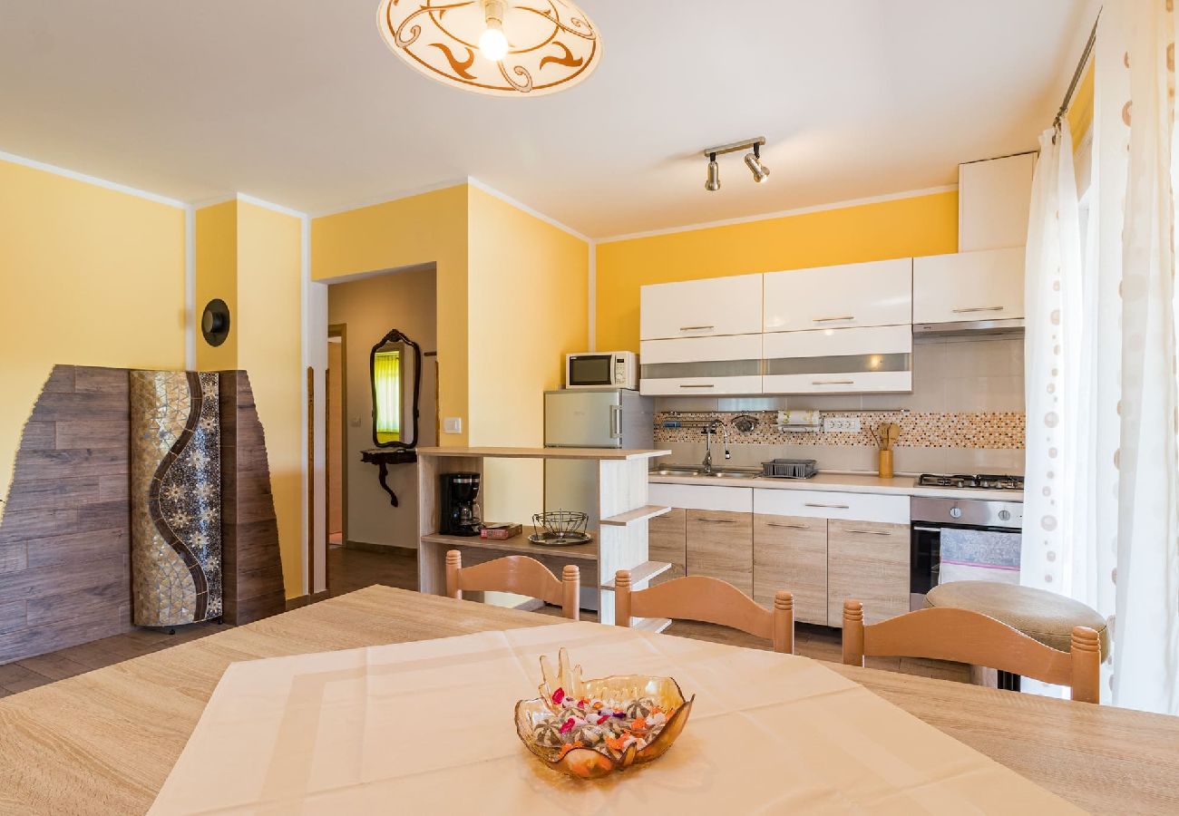 House in Pula - Lovely Family Oasis with Private Pool - Dolinka