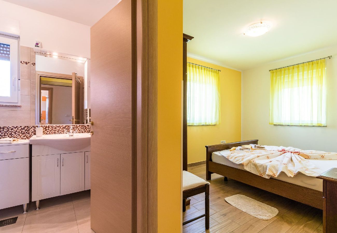 House in Pula - Lovely Family Oasis with Private Pool - Dolinka