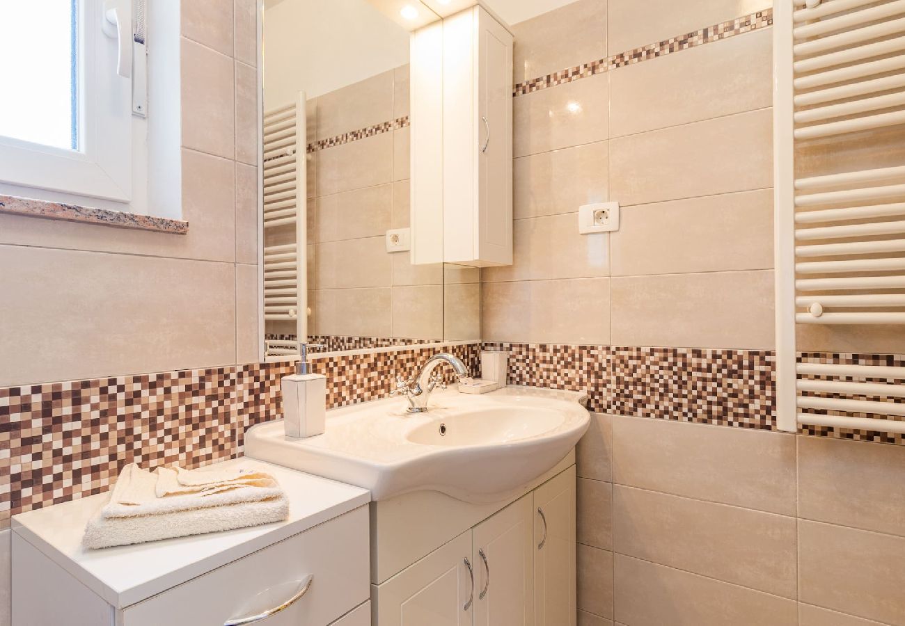 House in Pula - Lovely Family Oasis with Private Pool - Dolinka