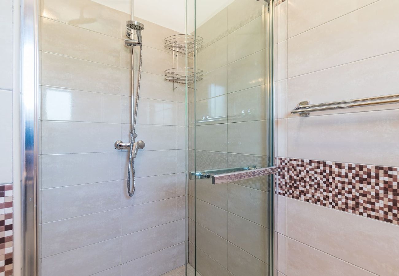 House in Pula - Lovely Family Oasis with Private Pool - Dolinka