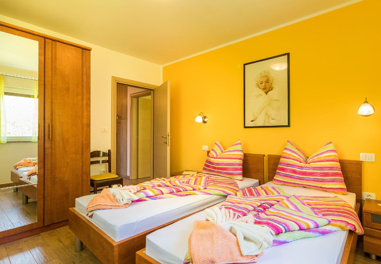 House in Pula - Lovely Family Oasis with Private Pool - Dolinka