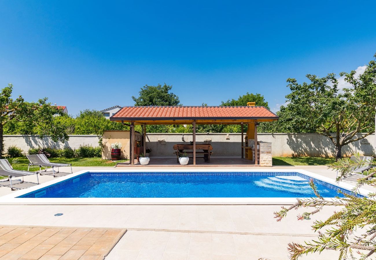 House in Pula - Lovely Family Oasis with Private Pool - Dolinka