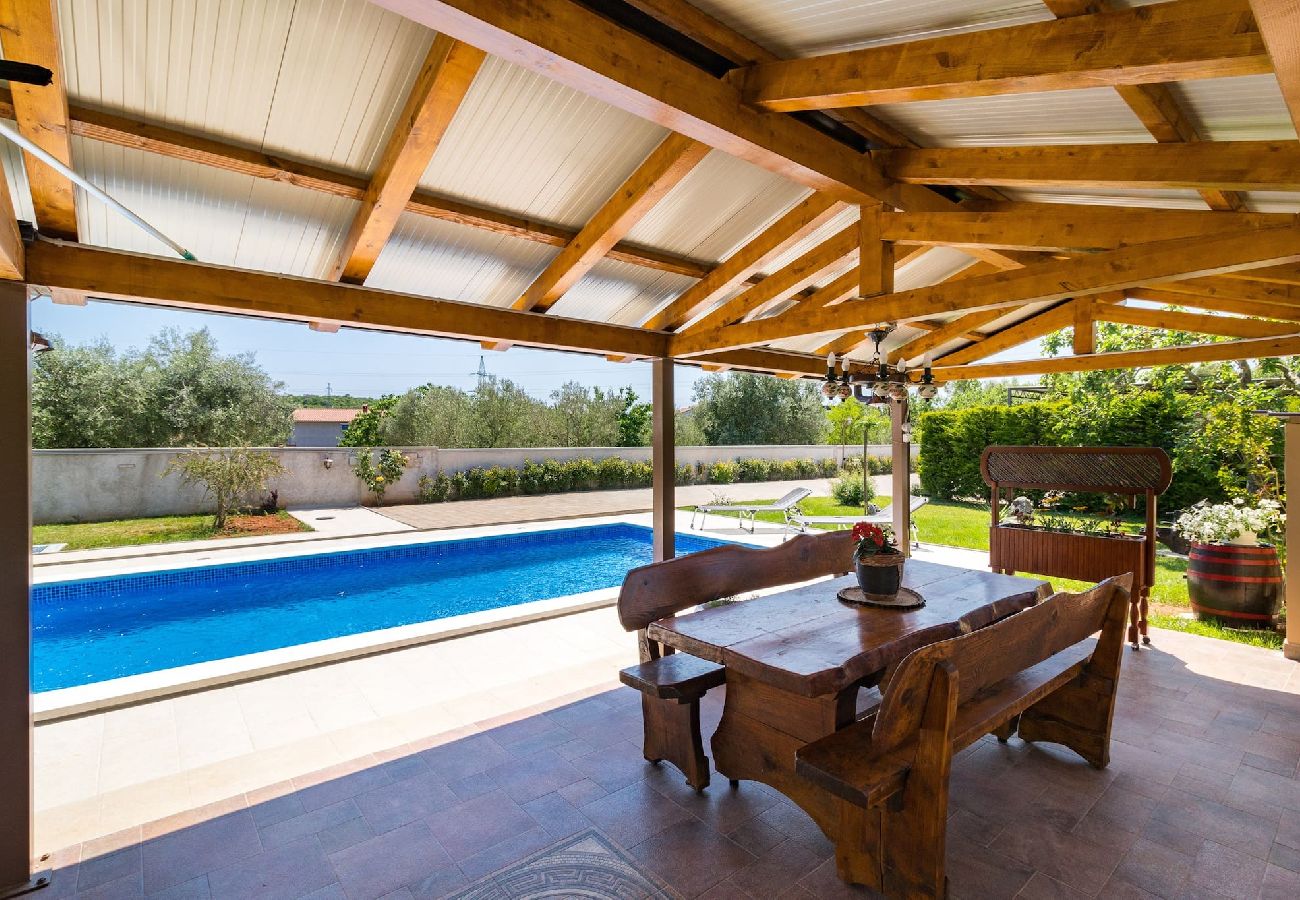 House in Pula - Lovely Family Oasis with Private Pool - Dolinka
