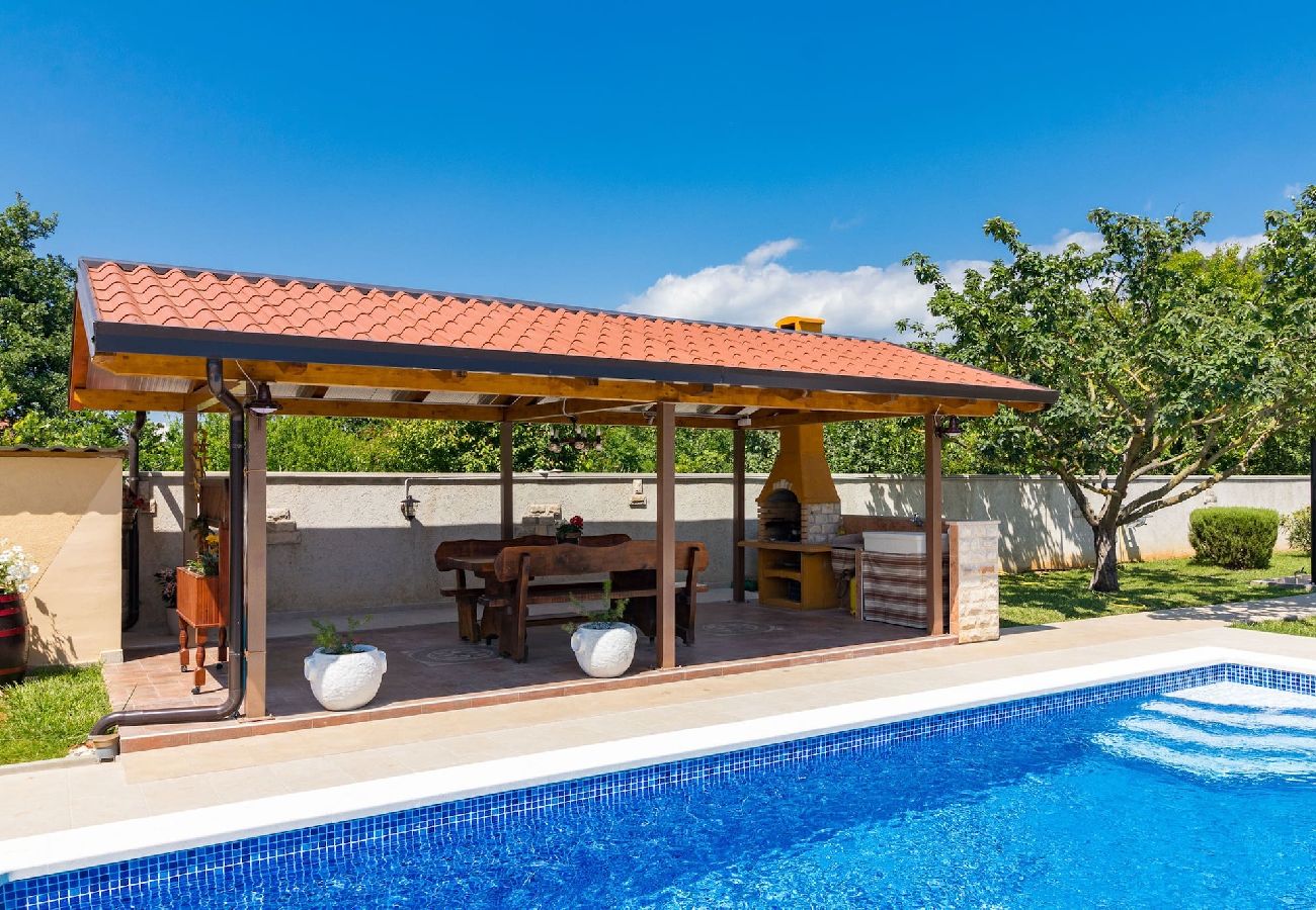 House in Pula - Lovely Family Oasis with Private Pool - Dolinka