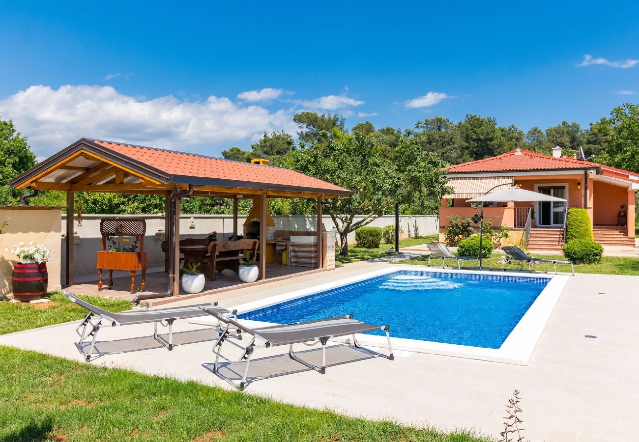 House in Pula - Lovely Family Oasis with Private Pool - Dolinka
