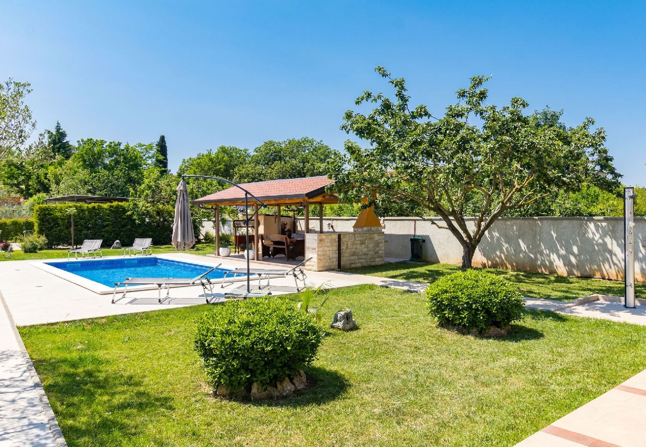 House in Pula - Lovely Family Oasis with Private Pool - Dolinka
