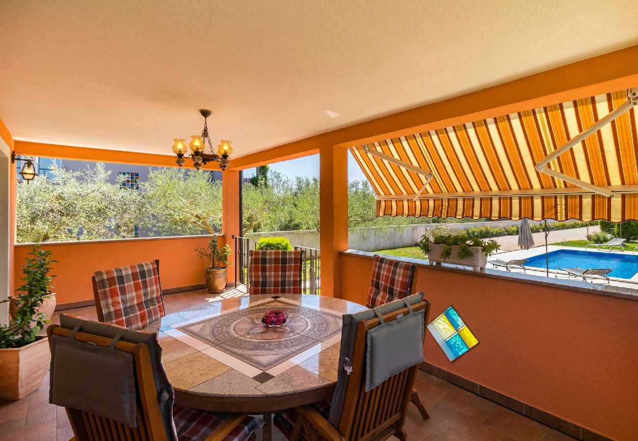 House in Pula - Lovely Family Oasis with Private Pool - Dolinka