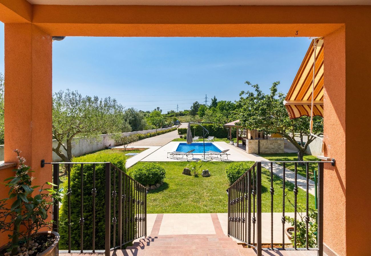 House in Pula - Lovely Family Oasis with Private Pool - Dolinka