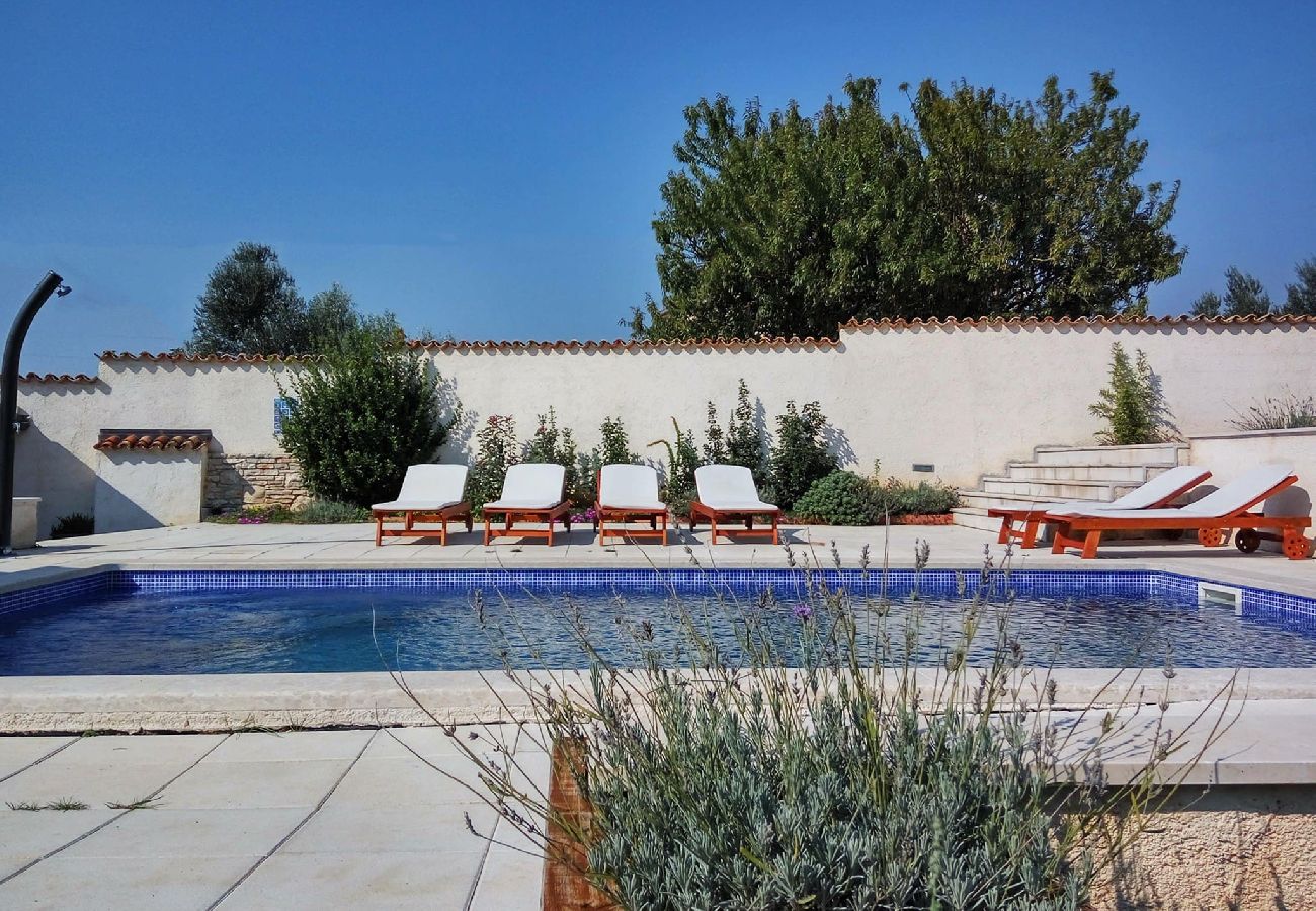 House in Pula - Relaxing Holiday Home Sabina - Private Pool