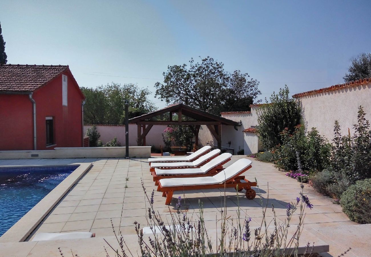 House in Pula - Relaxing Holiday Home Sabina - Private Pool