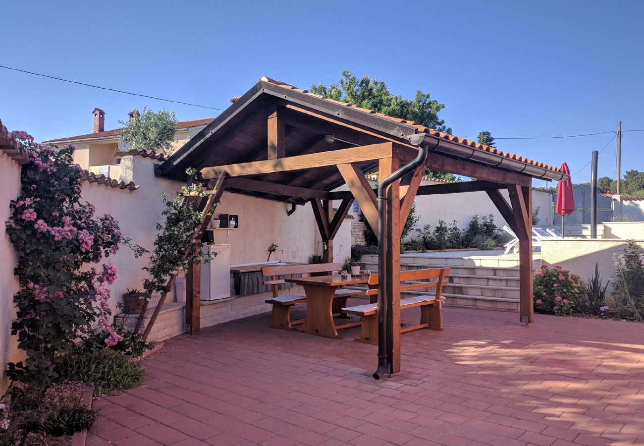 House in Pula - Relaxing Holiday Home Sabina - Private Pool