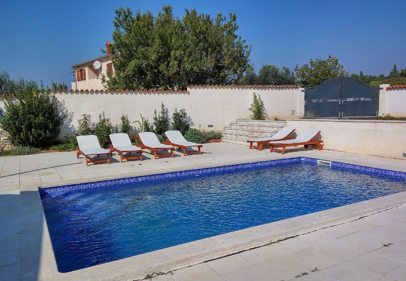 House in Pula - Relaxing Holiday Home Sabina - Private Pool