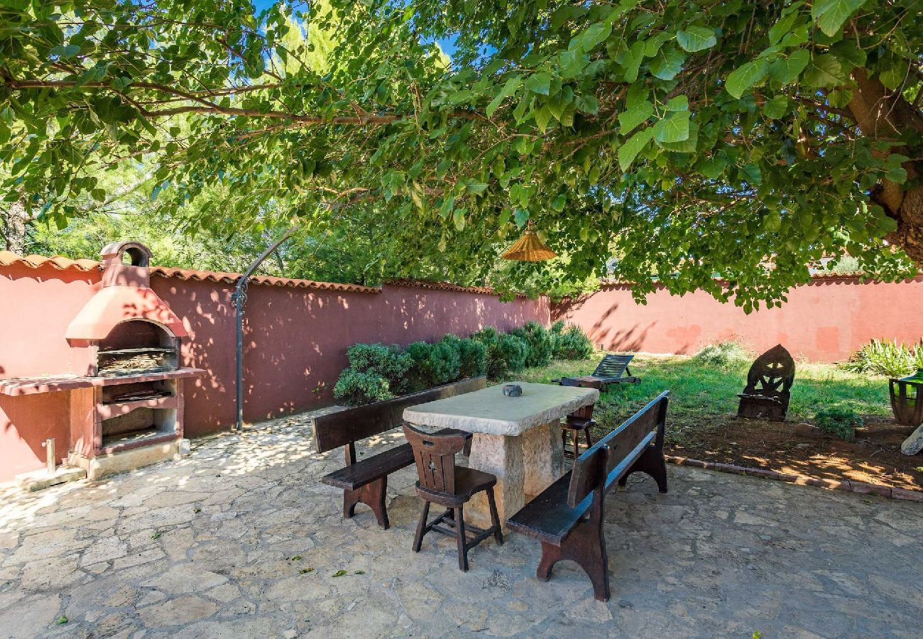 House in Pula - Charming Holiday Home Pina with Private Pool