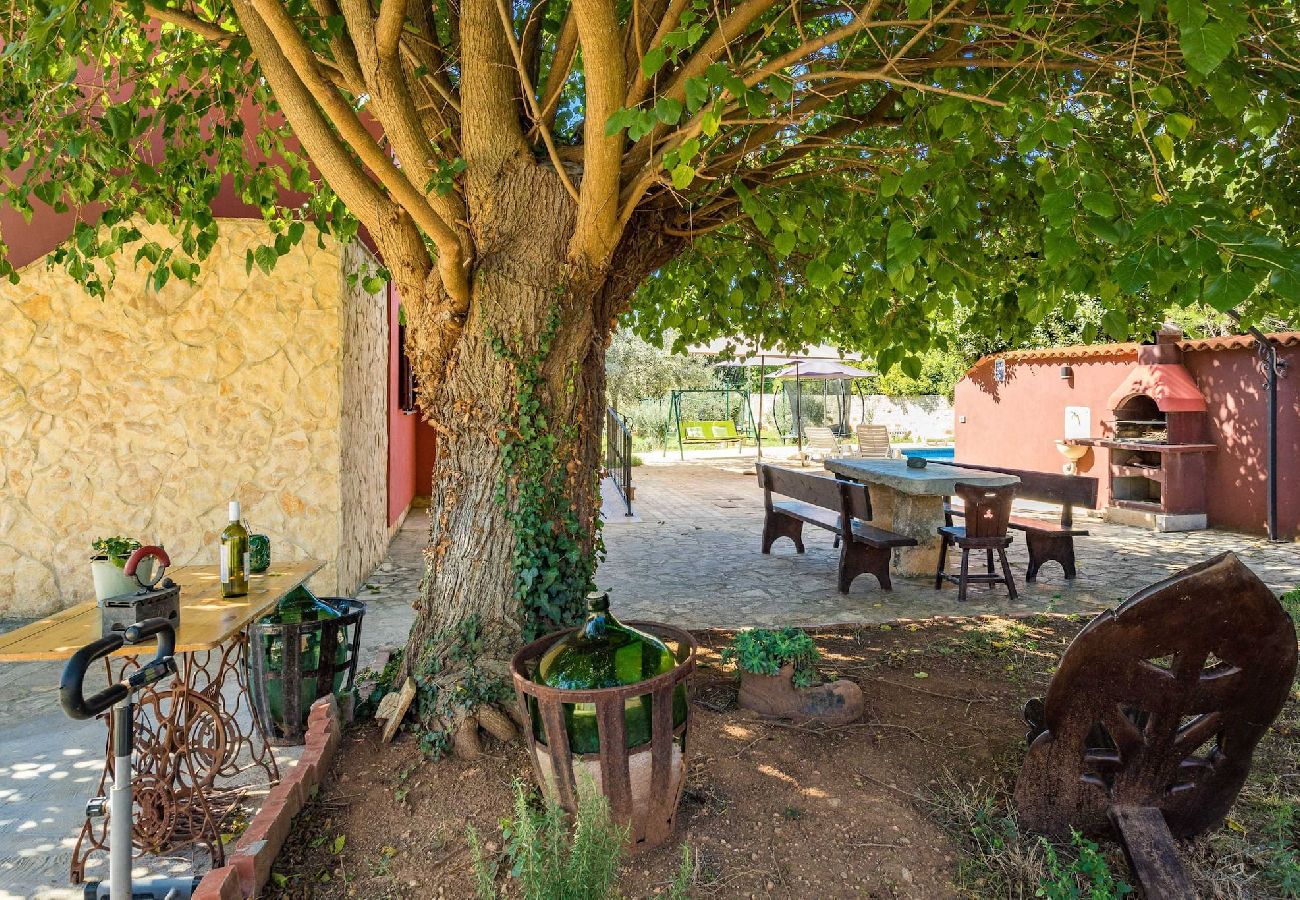 House in Pula - Charming Holiday Home Pina with Private Pool